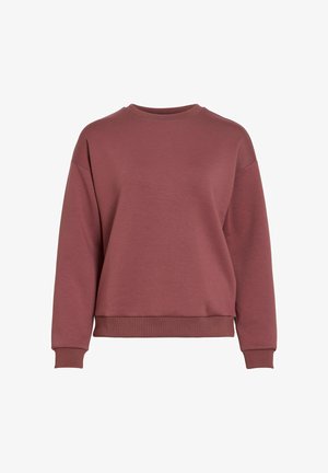 Hosszú ujjú, kerek nyakú pulóver tompa rózsaszín árnyalatban, bordázott mandzsettákkal és szegéllyel, fehér háttéren.