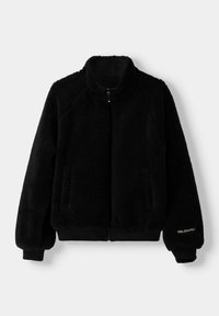 Svart fleecejacka med hög krage, framsidans dragkedja, två sidofickor och ribbade ärmar, med en strukturerad yta och logotypdetalj.