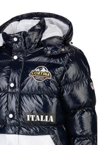 Marineblaue Pufferjacke mit glänzender Oberfläche, weißem Futter, Logo-Label und "ITALIA" in Weiß auf einem schwarzen Abschnitt gedruckt. Verfügt über Druckknöpfe.