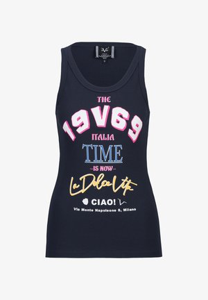 Marineblauw mouwloze top met meerkleurige tekst: "THE 19V69 ITALIA TIME IS NOW La Dolce Vita CIAO! Via Monte Napoleone 8, Milano."