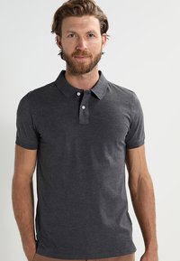 Mørkegrå polo skjorte laget av glatt bomullsstoff, med en tre-knappers placket og korte ermer. Enkel design, uten synlige mønstre.