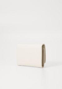 Portefeuille en cuir blanc avec une finition texturée, de forme rectangulaire et un design à rabat, présentant des coutures visibles et sans détails métalliques.