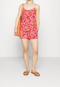 Vero Moda Petite Linne - pink