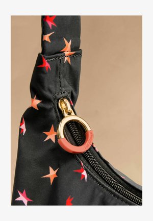 Juodas audinio krepšys, puošiamas spalvingais žvaigždžių raštais raudonos ir rožinės spalvos. Uždarymas - juodas su auksiniu traukimu ir koralinės spalvos akcentu.