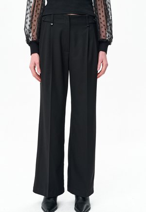 - Spodnie materiałowe