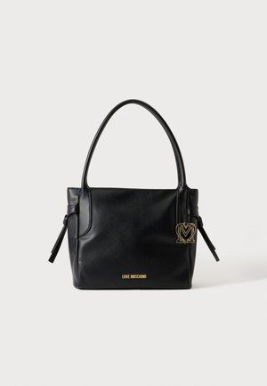 Sort læder Love Moschino håndtaske med dobbelte hanke, gyldent brandlogo og et gyldent vedhæng fastgjort til hanken.