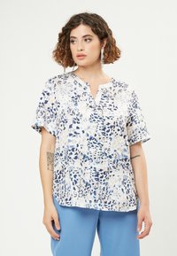Blusa a maniche corte in tessuto leggero con motivo astratto blu e crema, scollatura a V e vestibilità rilassata.