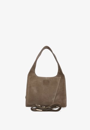 Piccola borsa a mano marrone in pelle con manico corto e tracolla removibile avvolta alla base su sfondo bianco.