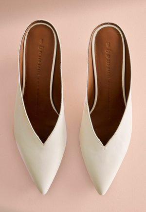 B by Ted Baker, Šľapky - bone