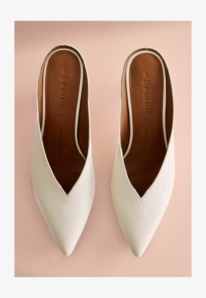 B by Ted Baker, Šľapky - bone