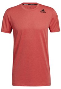 Rød sports t-shirt med korte ærmer, rund hals, tekstureret overflade og sort Adidas-logo på øverste venstre side.