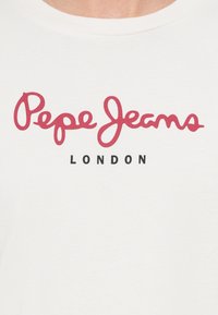 Biała bawełniana koszulka z napisem "Pepe Jeans" w czerwonym kursywie oraz "LONDON" poniżej, czarnymi wielkimi literami. Prosty design z okrągłym dekoltem.