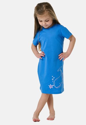 Niebieska bawełniana sukienka-t-shirt z krótkimi rękawami, sięgająca do kolan, z zabawnymi grafikami różowego wieloryba i żółwia. Gładka tekstura, luźny krój.