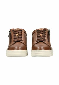 Zapatos de cuero marrón con punta redondeada, que presentan cordones marrones y una cremallera lateral, complementados con una suela de goma blanca.