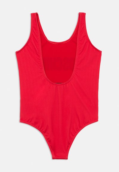 Ενιαίο κόκκινο μαγιό με στρογγυλή λαιμόκοψη, φαρδιές τιράντες και ψηλή περικοπή στα πόδια. Κατασκευασμένο από λείο, ελαστικό ύφασμα με ελάχιστα ραφές.