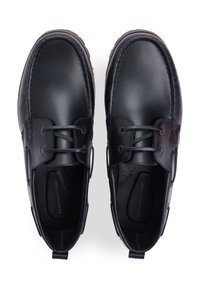 Μαύρα δερμάτινα παπούτσια με λείο φινίρισμα, δέσιμο με κορδόνια, στρογγυλή μύτη και διακριτική ραφή στην επιφάνεια. Εσωτερική σόλα με μαλακή επένδυση.
