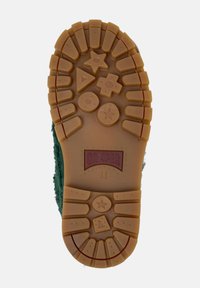 Scarpa verde texturizzata con suola in gomma. La suola presenta forme a stella, cerchio e triangolo, con il marchio "Camper" impresso in rosso.