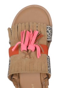 Sandalo in suede marrone con frange e nappine rosa, dotato di una fascia arancione e un accento in stampa leopardata sul lato. Superficie morbida e texture.