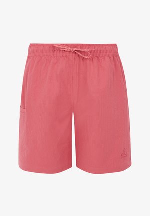 Červené plážové šortky s textúrovanou tkaninou, elastickým pásom a nastaviteľnou šnúrkou. Obsahujú bočnú kapsu a logo na dolnom okraji.