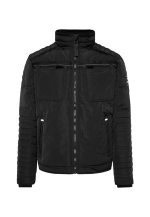 Schwarze gesteppte Jacke mit hohem Kragen, Reißverschluss, zwei Brusttaschen und gerippten Bündchen; verfügt über strukturierte Ärmeldetails.