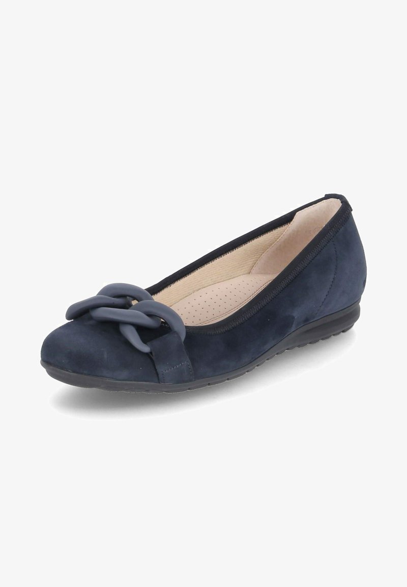 Navyblaue Wildlederschuhe mit flacher Sohle, die über eine weiche, strukturierte Oberfläche, eine runde Zehenform und eine dekorative Kettenakzent auf der Vorderseite verfügen.