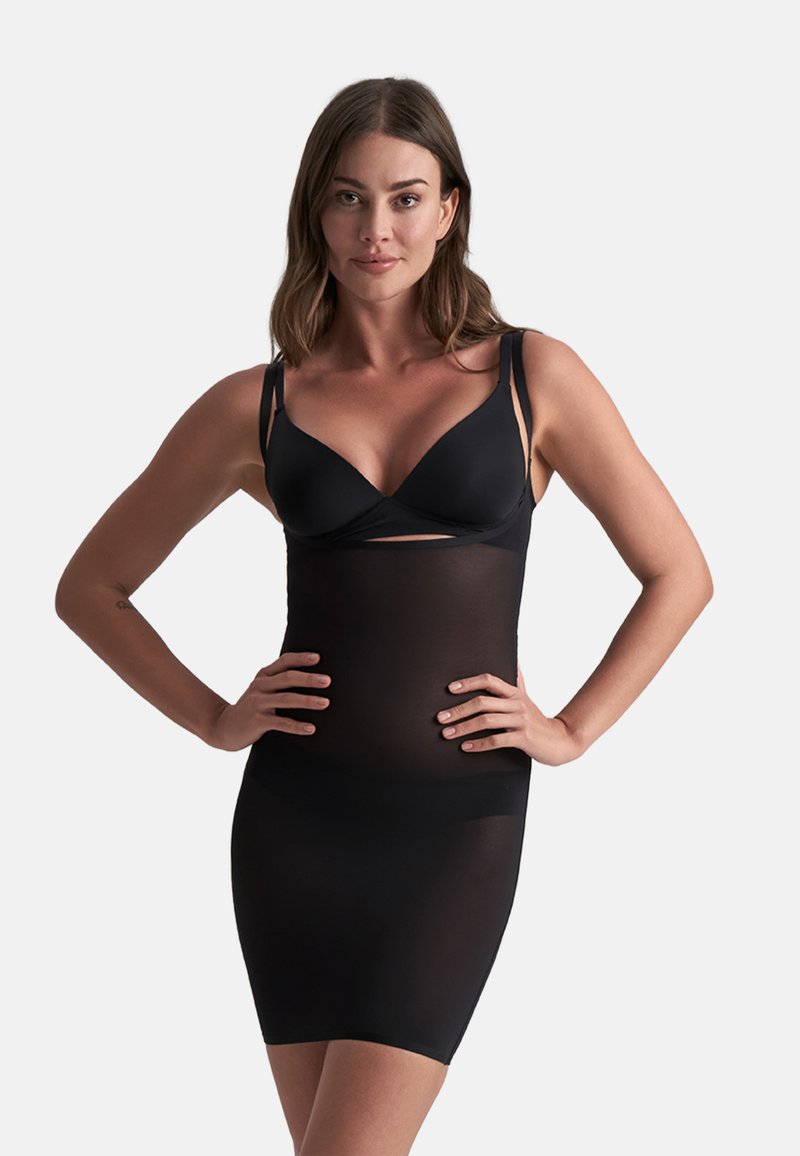 Body nero con spalline regolabili, presenta un design in tessuto trasparente, una forma aderente e un dettaglio incrociato sul davanti.