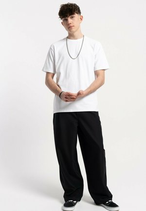 - T-shirt basic