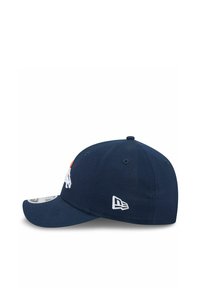Dunkelblaues Baseballcap mit einem gebogenen Schirm, einem gestickten Logo auf der Vorderseite und einem kleinen Markenschild an der Seite.