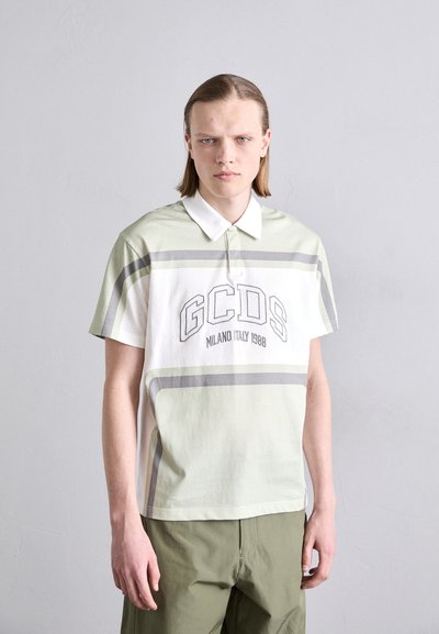 Polo a colletto in verde chiaro e bianco, con strisce grigie, logo "GCDS Milano Italia 1988" e maniche corte. Tessuto in cotone.