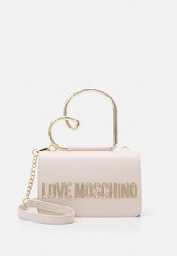Rosa syntetisk handväska med ett guldhjärtformat handtag och "LOVE MOSCHINO"-logotyp i metallisk bokstavering. Inkluderar en avtagbar axelrem.