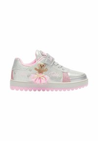 Sneakers argento con accenti rosa, caratterizzati da un design a orsetto, finitura glitter e suola rotonda rosa con punti testurizzati. Chiusura con strap in Velcro.