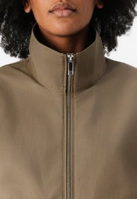Calvin Klein SHORT JACKET - Giacca leggera - capers