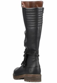 Botte en cuir noir de hauteur genou avec un tige texturé, des lacets tressés et un accent marron en haut, dotée d'une semelle en bois empilée.