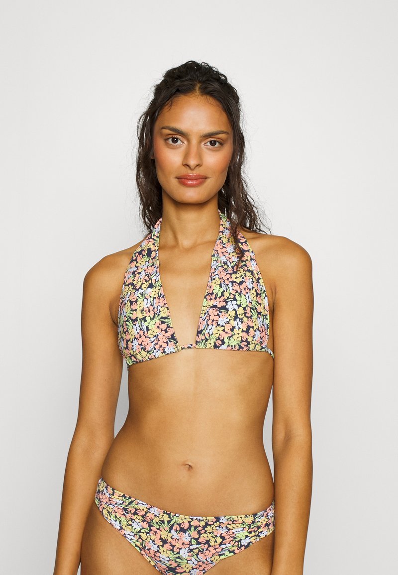 Bloemvormige bikini-set met een halternek-top en bijpassende onderkant. De stof heeft een zwarte achtergrond met kleurrijke bloemmotieven.