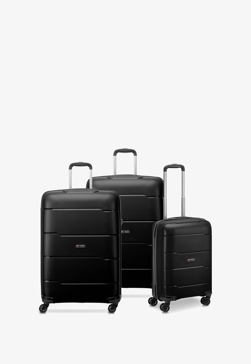 Tre valigie rigide nere di diverse dimensioni, con finiture lisce, manici estensibili e ruote a 360 gradi per una maggiore mobilità.