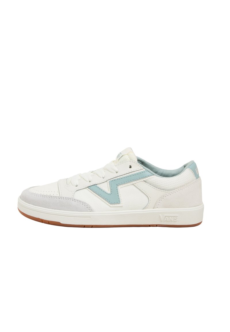 Fehér cipő világoskék részletekkel, velúr és textil anyagokból, párnázott szegéllyel, kerek orral és gumitalppal. "Vans" logó a sarkon.