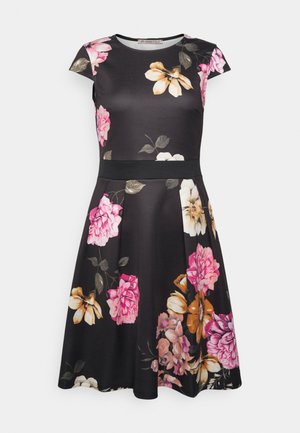 Robe noire à manches courtes avec une taille cintrée et une jupe évasée, présentant de grands motifs floraux roses, blancs et orange avec des feuilles vertes.