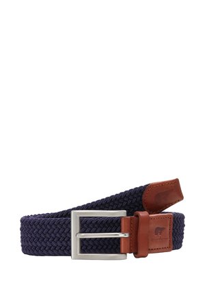Cinturón trenzado de tela azul marino con hebilla rectangular plateada y detalles en cuero marrón con un pequeño logo en relieve.
