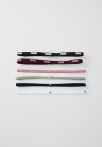 Kuusi eriväristä hiuspantaa: musta, viininpunainen, vaaleanpunainen, harmaa, valkoinen, joissa on Puma-logo. Materiaali on joustava ja sileä.