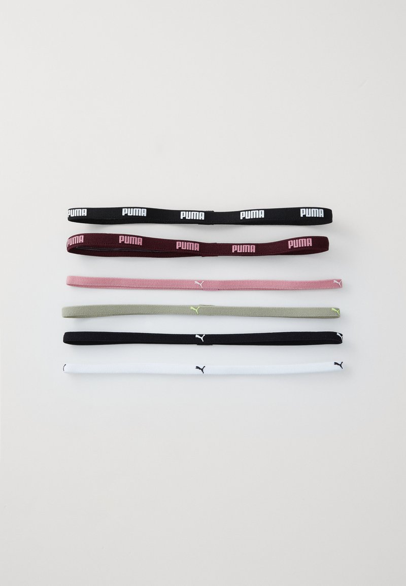 Conjunto de seis faixas de cabelo em várias cores: preto, maroon, rosa, cinza, branco, com o logótipo da Puma. O material é elástico, com uma textura suave.