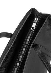 Borsa a mano in pelle nera con superficie texturizzata, chiusura con zip e fodera interna. Presenta manici piatti per il trasporto.