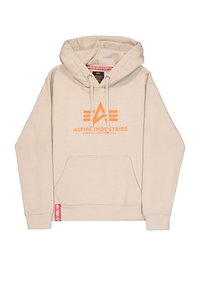 Bežna kapuca s kenguru žepom, narančasti tekst logotipa "ALPHA INDUSTRIES", kapuljača s vrpcom, i crveni oznaka branda na lijevom rubu.