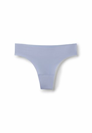 Culotte tanga bleu clair avec une texture lisse, un design minimaliste et des côtés larges, confectionnée en tissu extensible doux.
