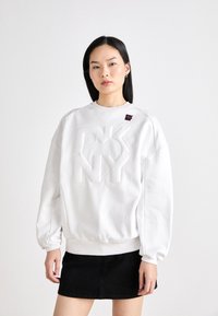 DKNY - CREW NECK - Felpa - white Immagine in miniatura 1