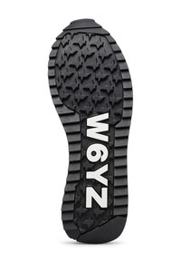 Suola in gomma nera con scanalature profonde e logo "W6YZ" in bianco centrato lungo la lunghezza della suola.