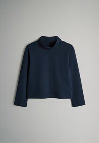 Maglione a collo alto di colore blu navy a maniche lunghe, con una vestibilità leggermente cropped, presentato disteso su uno sfondo grigio chiaro.