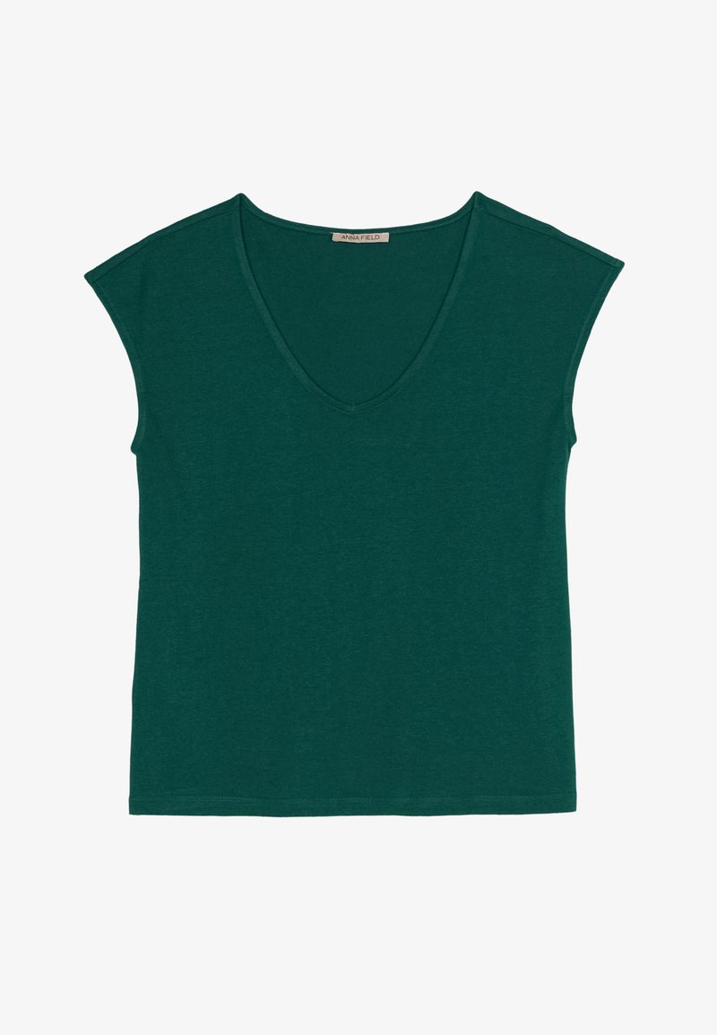 Roheline lühikeste varrukatega V-kaelusega T-särk, mis on valmistatud pehmest kangast, omades mugavat lõiget ja puhta serva ilma kaunistusteta.