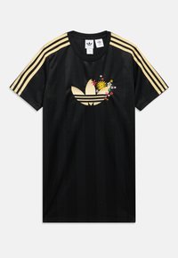 Μαύρο αθλητικό t-shirt με κάθετες ρίγες, χρυσές τρεις ρίγες στους ώμους και κεντητό λουλουδάτο σχέδιο στο στήθος.