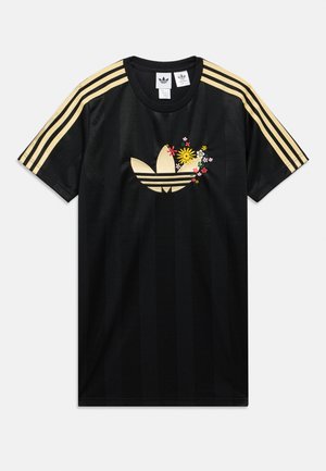 Tricou sportiv negru cu dungi verticale, trei dungi aurii pe umeri și design floral brodat pe piept.