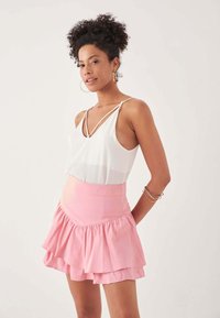 Herita PATTERNED RUFFLED - Veckad kjol - pink